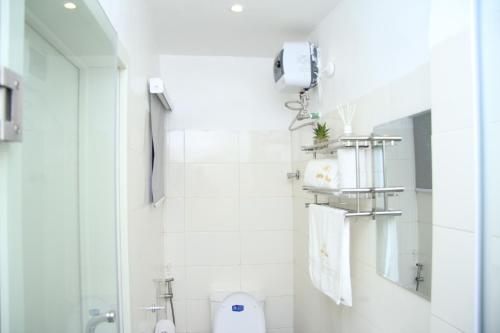 Ένα μπάνιο στο Cosy 2-Bedroom Apartment With Superfast Wifi and 24x7 Security and Electricity