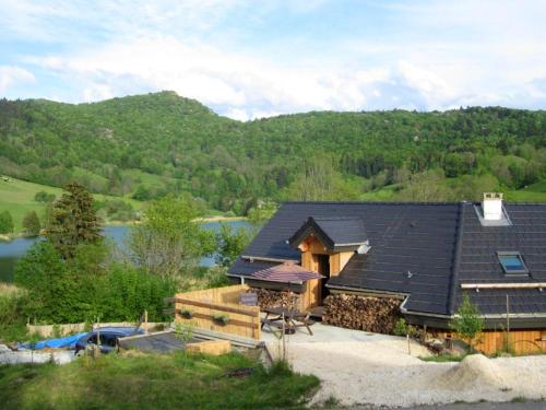 une vue aérienne d'une maison avec un toit dans l'établissement Chalet écologique à La Thuile avec vue sur montagne, à La Thuile