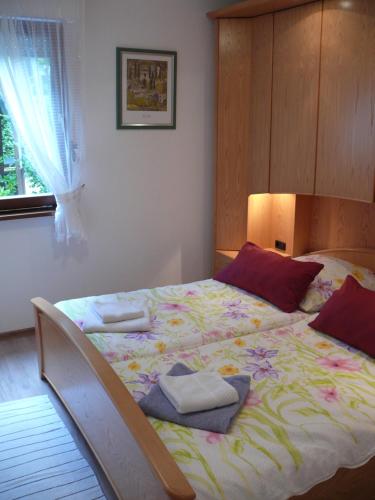 ein Schlafzimmer mit einem großen Bett mit Handtüchern darauf in der Unterkunft Ferienhaus EifelPur in Ahrdorf