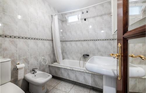 Kúpeľňa v ubytovaní 2 Bedroom Gorgeous Apartment In Corcubin
