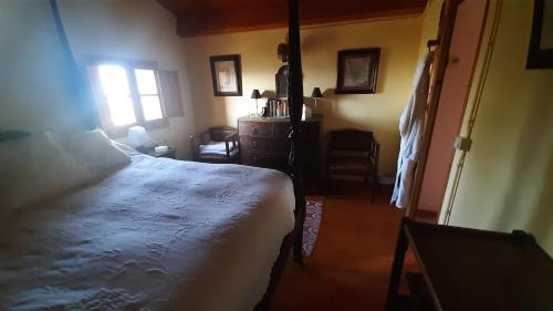 1 dormitorio con 1 cama, vestidor y ventana en Celler Colltor, en Santa María de Oló