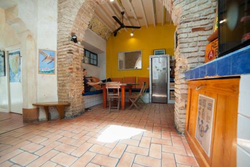 una habitación con un restaurante con mesa y sillas en Casa Caracol, en Cádiz