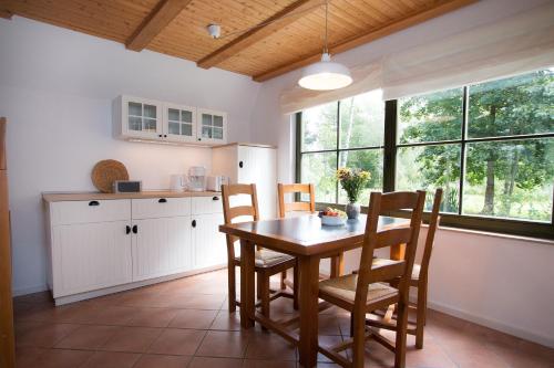 eine Küche mit einem Tisch und Stühlen im Zimmer in der Unterkunft Das Haus am See Schwerin in Schwerin
