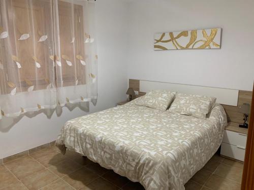 1 dormitorio con cama y ventana en Casa picena, en Picena