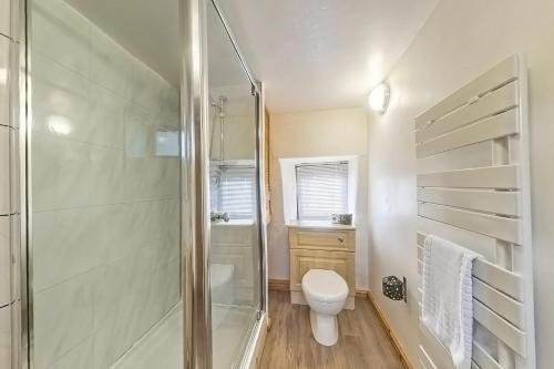 Et badeværelse på Beautiful 16th Century Ty Cerrig Cottage, set in stunning grounds with great views