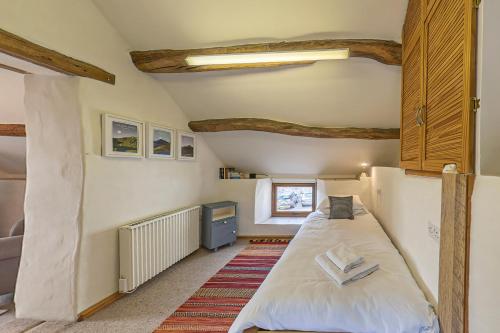 מיטה או מיטות בחדר ב-Beautiful 16th Century Ty Cerrig Cottage, set in stunning grounds with great views