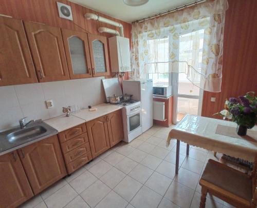Кухня или мини-кухня в 2х комнатная квартира на аллее сосен 