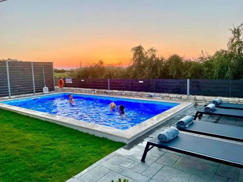 Πισίνα στο ή κοντά στο Villa Sheila with private pool