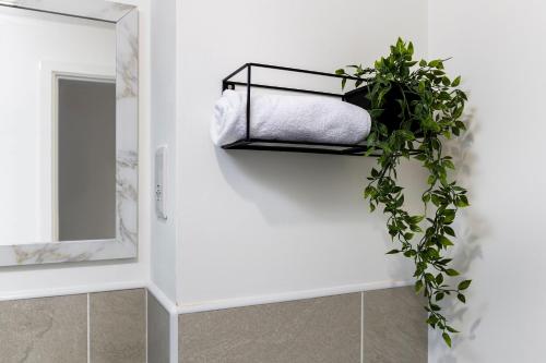 林肯的住宿－The Holt - 2 Double Bedrooms with Parking，一间带毛巾架和植物的浴室