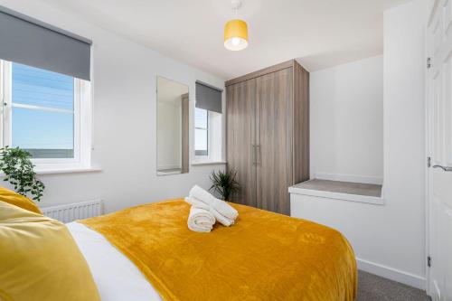 Uma cama ou camas num quarto em The Holt - 2 Double Bedrooms with Parking