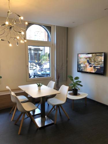 a dining room with a table and chairs and a window at Hotel D'Amsterdam Leidsesquare in Amsterdam