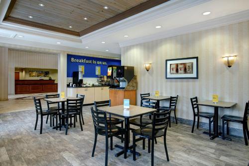 a dining room with tables and chairs in a restaurant at Days Inn & Suites by Wyndham Collingwood in Collingwood