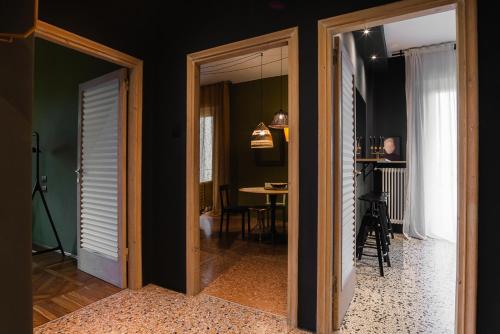 einen Flur mit zwei Türen und einem Esszimmer in der Unterkunft Casa del Bagatto in Treviso
