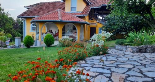 Zahrada ubytování Apartman Lora