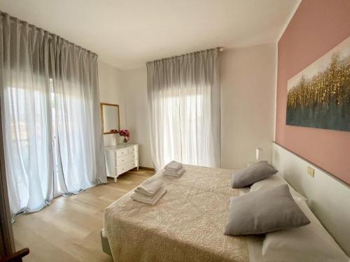 een slaapkamer met een bed met 2 kussens erop bij Pietrasantamare in Marina di Pietrasanta
