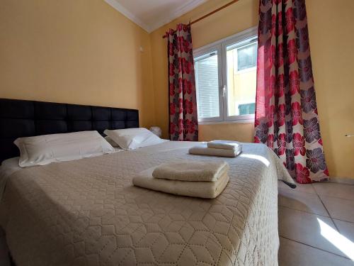 Кровать или кровати в номере Menecrates Corfu Town Apartment