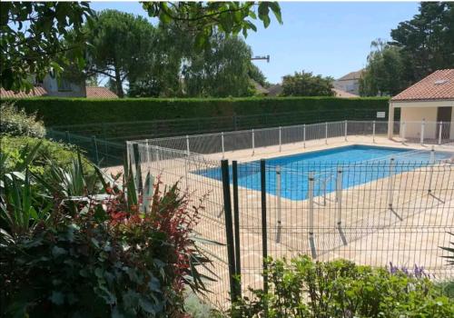Kolam renang di atau dekat dengan bel appartement en résidence "bois doré" avec piscine et mini golf privés proche centre ville et Stade Rochelais