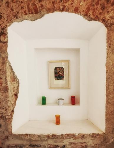a niche in a wall with a picture and vases at Santa Josefita B&B in Cholula