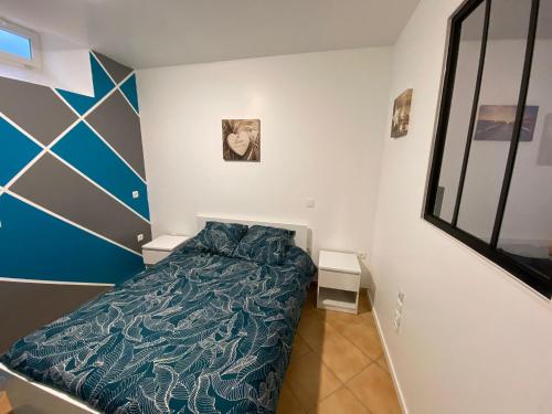 a small bedroom with a bed in a room at T2 Centre Ville Neveu in Tarbes