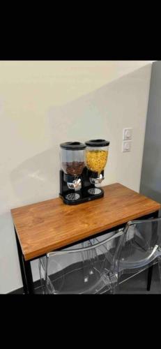 une table en bois avec deux bols au-dessus dans l'établissement Le cosy roannais, à Roanne