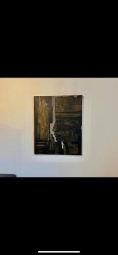 une photo d'un homme assis au piano dans l'établissement Le cosy roannais, à Roanne