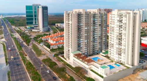 una vista aérea de una ciudad con edificios altos en Apartamento Oceana 52 - Cerca al Buenavista by SOHO, en Barranquilla