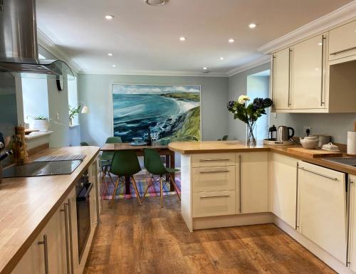 Ett kök eller pentry på Riverside Idyll - the perfect Cornish Sanctuary