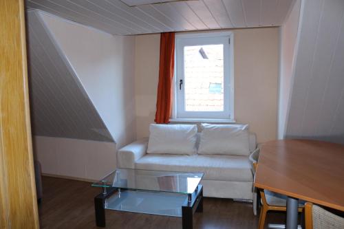巴特索登－阿倫多夫的住宿－Annam House，带沙发和窗户的客厅