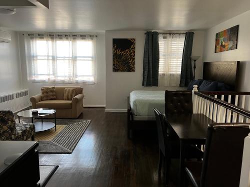 uma sala de estar com uma cama e uma sala de jantar em Vakb Apartments em Brooklyn