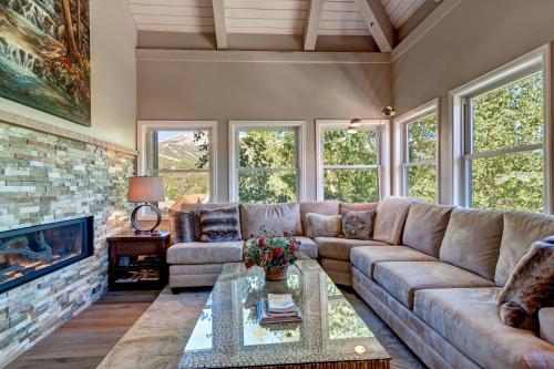 布雷肯里奇Longbranch Evergreen Condo: Nice Location, Updates的带沙发和壁炉的客厅