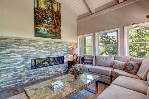 布雷肯里奇Longbranch Evergreen Condo: Nice Location, Updates的带沙发和砖墙的客厅