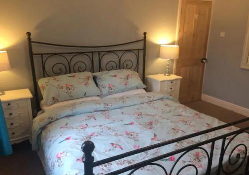 - une chambre avec un lit et 2 tables de chevet dans l'établissement 4 Bedroom House For Corporate Stays in Kettering, à Isham