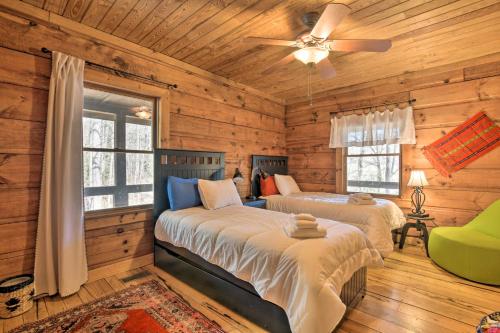 Creekside Marietta Cabin Retreat with Fire Pit! tesisinde bir odada yatak veya yataklar