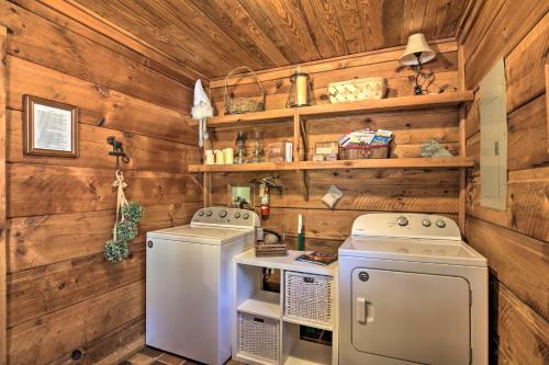 A kitchen or kitchenette at Creekside Marietta Cabin Retreat with Fire Pit!