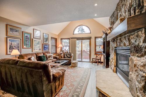 布雷肯里奇Wendall Square Downtown Townhome: Views w/ Hot Tub的客厅设有大型石制壁炉