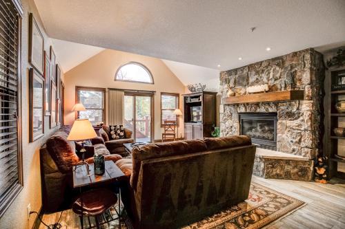 布雷肯里奇Wendall Square Downtown Townhome: Views w/ Hot Tub的带沙发和石壁炉的客厅