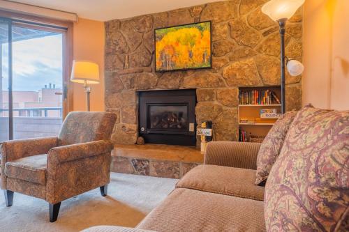 Χώρος καθιστικού στο Marina Place Condo: Lake, Mountain Views