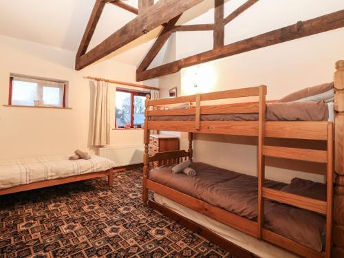 a bedroom with bunk beds in a house at Kingfisher Barn in Liskeard