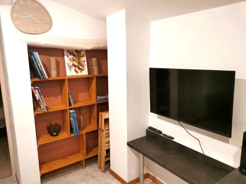 TV a/nebo společenská místnost v ubytování Les Rêves d'Eden Gite dans Mas Cévenol -SPA privatif