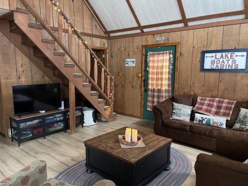 uma sala de estar com um sofá e uma televisão em Pocono Mountain View Lake House in Lake Harmony em Lake Harmony