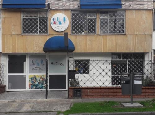 un edificio con un toldo azul delante de él en Hotel COMIC CITY, en Bogotá