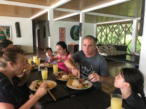 萊蒂西亞的住宿－AMAZONAS RESERVA Yavary Tucano，一群坐在餐桌上吃食物的人