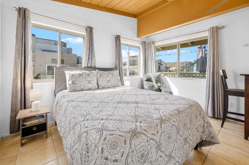 1 dormitorio con 1 cama y 2 ventanas en Sweet Sunset Studio en San Diego