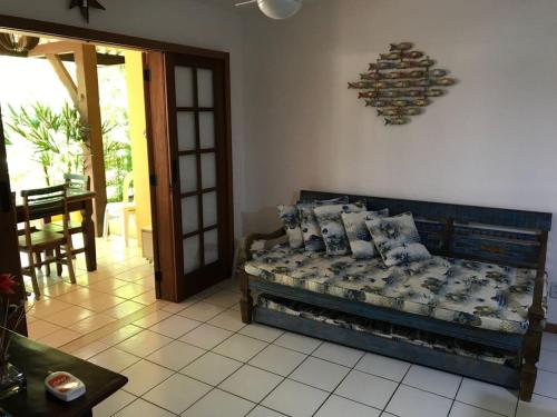 - une chambre avec un lit, une table et une porte dans l'établissement O paraíso na terra tem nome: Praia do Forte, à Praia do Forte