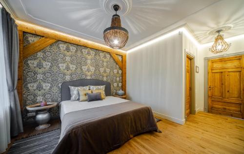 Säng eller sängar i ett rum på Dzirnavu Residence 2 bedroom Apartment