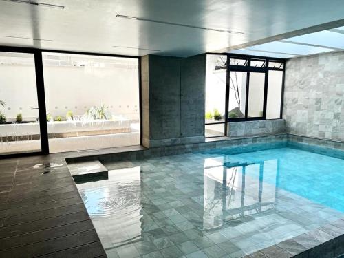 Πισίνα στο ή κοντά στο Luxury apartment with balcony and view