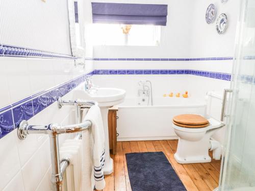 EttonにあるHolly Bankの浴槽、トイレ、洗面台を備えたバスルーム