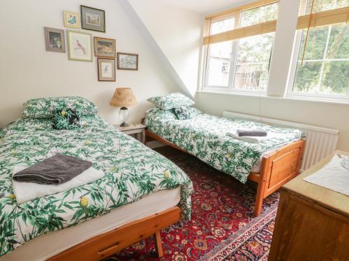 EttonにあるHolly Bankのベッド2台と窓のある寝室