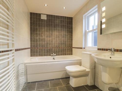 ケズウィックにあるWrenvilleの浴槽、トイレ、洗面台を備えたバスルーム