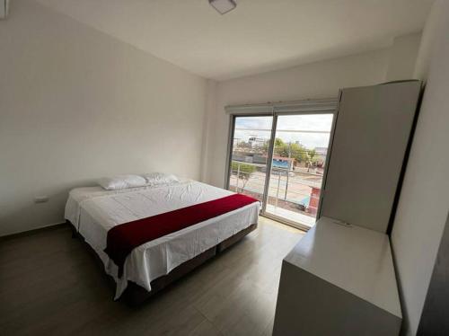 sypialnia z łóżkiem i dużym oknem w obiekcie New Apartment in Galapagos, Santa Cruz island w mieście Puerto Ayora